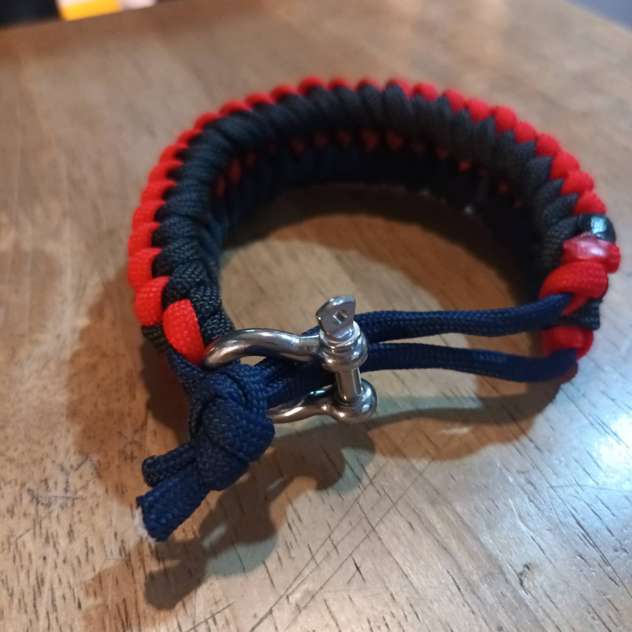 MC2THAILAND MAD MAX Knot Bracelet Paracord550 Omega shackle with screw lock Black/Red Color