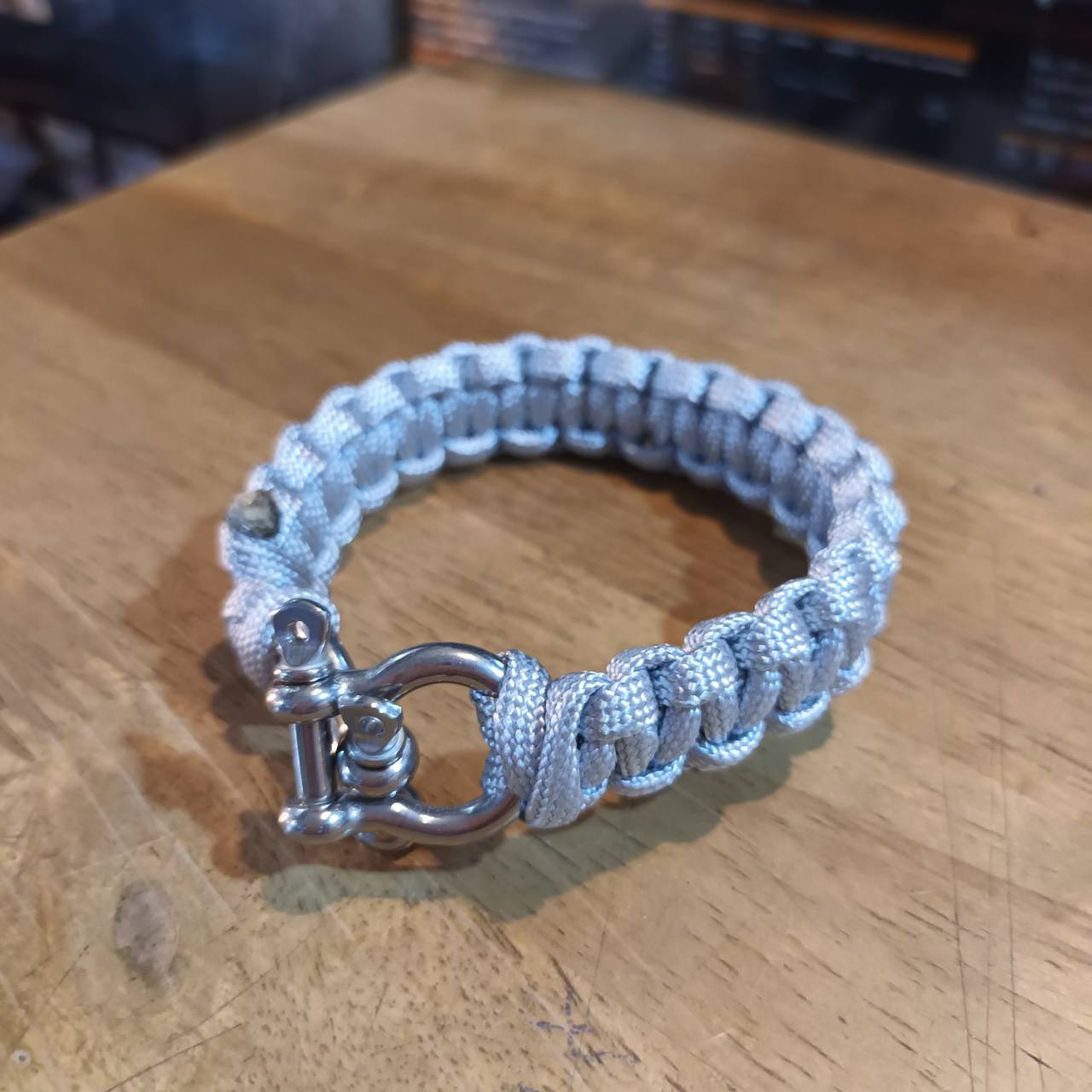 MC2THAILAND COBRA Knot Bracelet Paracord550 2 End Omega shackle with screw lock White-Grey Color