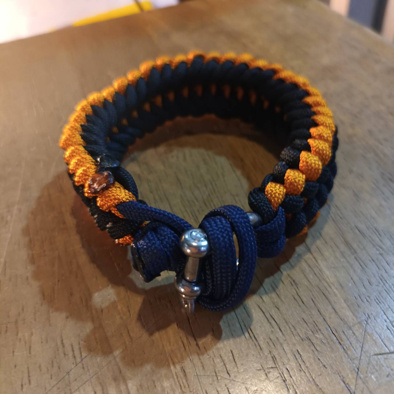 MC2THAILAND MAD MAX Knot Bracelet Paracord550 Omega shackle with screw lock Black/Orange Color