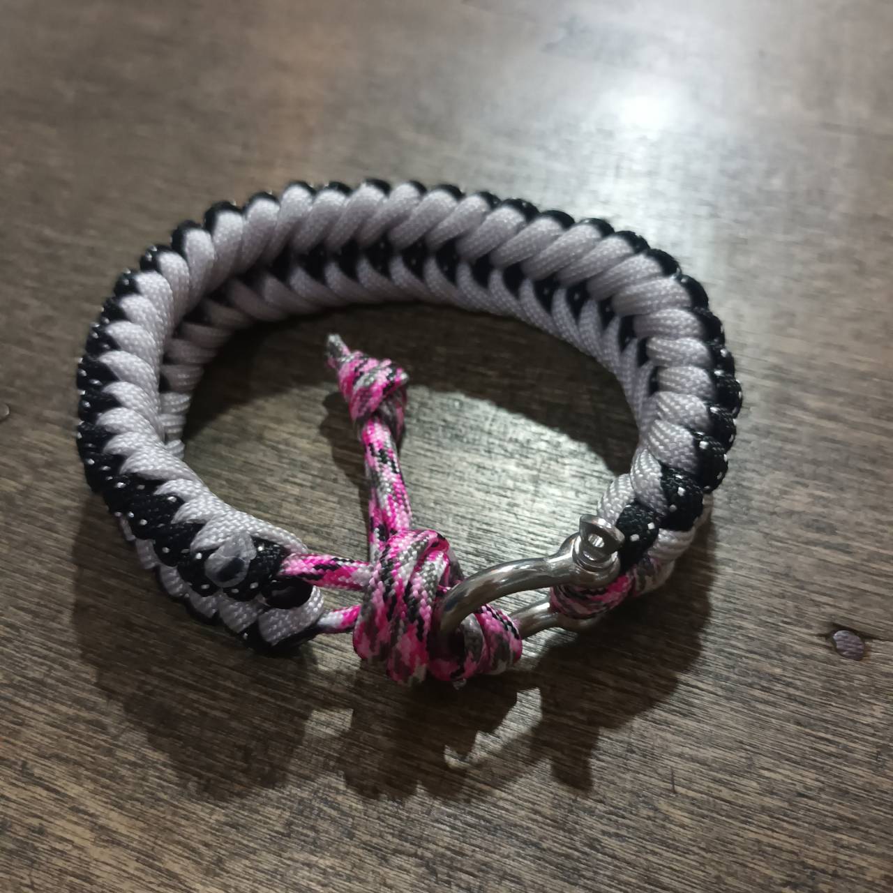 MC2THAILAND MAD MAX Knot CORE Bracelet Paracord550 Omega shackle with screw lock Color CL-03